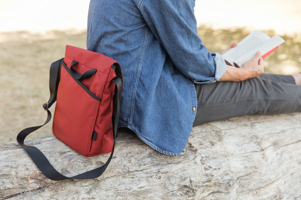 A person with a Medium Cafe Bag at a beach.